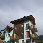 PONTE DI LEGNO – TEMU’ POSIZIONE PANORAMICA E COMODA ALLE PISTE VENDESI LUMINOSISSIMO TRILOCALE ARREDATO CON BOX