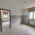 **MALONNO VENDESI TRILOCALE, UBICATO AL PIANO SECONDO CON BALCONE, SOFFITTA E BOX AUTO INCLUSI NEL PREZZO **