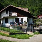 **EDOLO NELLA ZONA PIU’ BELLA E PAMORAMICA VENDESI VILLA SINGOLA COSTITUITA DA TRE APPARTAMENTI CON GIARDINO E BOX**