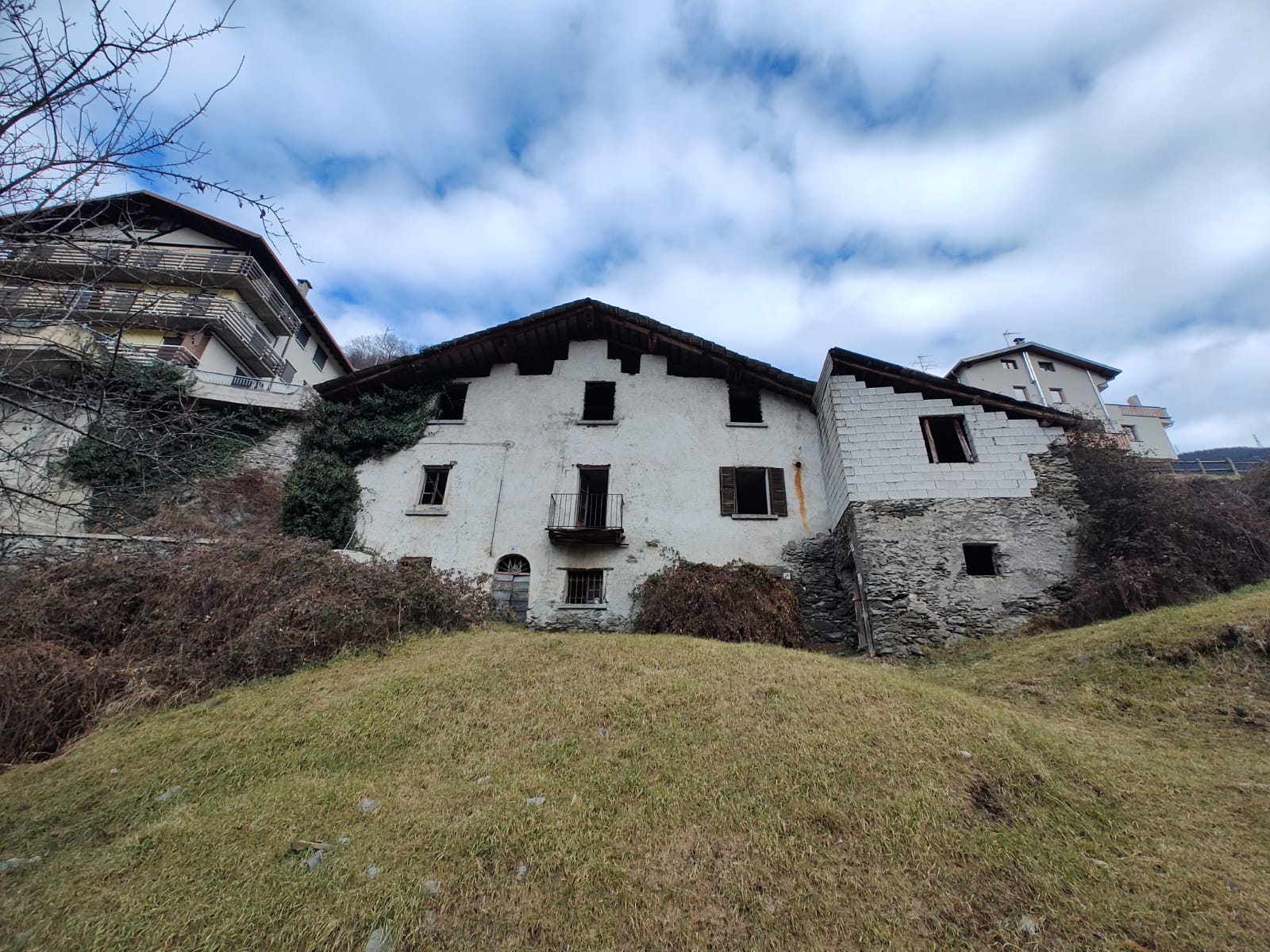 **APRICA ATTACCATO VENDO CASA SINGOLA DA RISTRUTTURARE (CON AMPIO GIARDINO PRIVATO)**