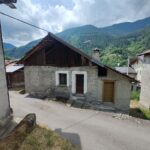 **PONTE DI LEGNO/TEMÙ POCHI KM VENDESI CASA SINGOLA E INDIPENDENTE DA RISTRUTTURARE**