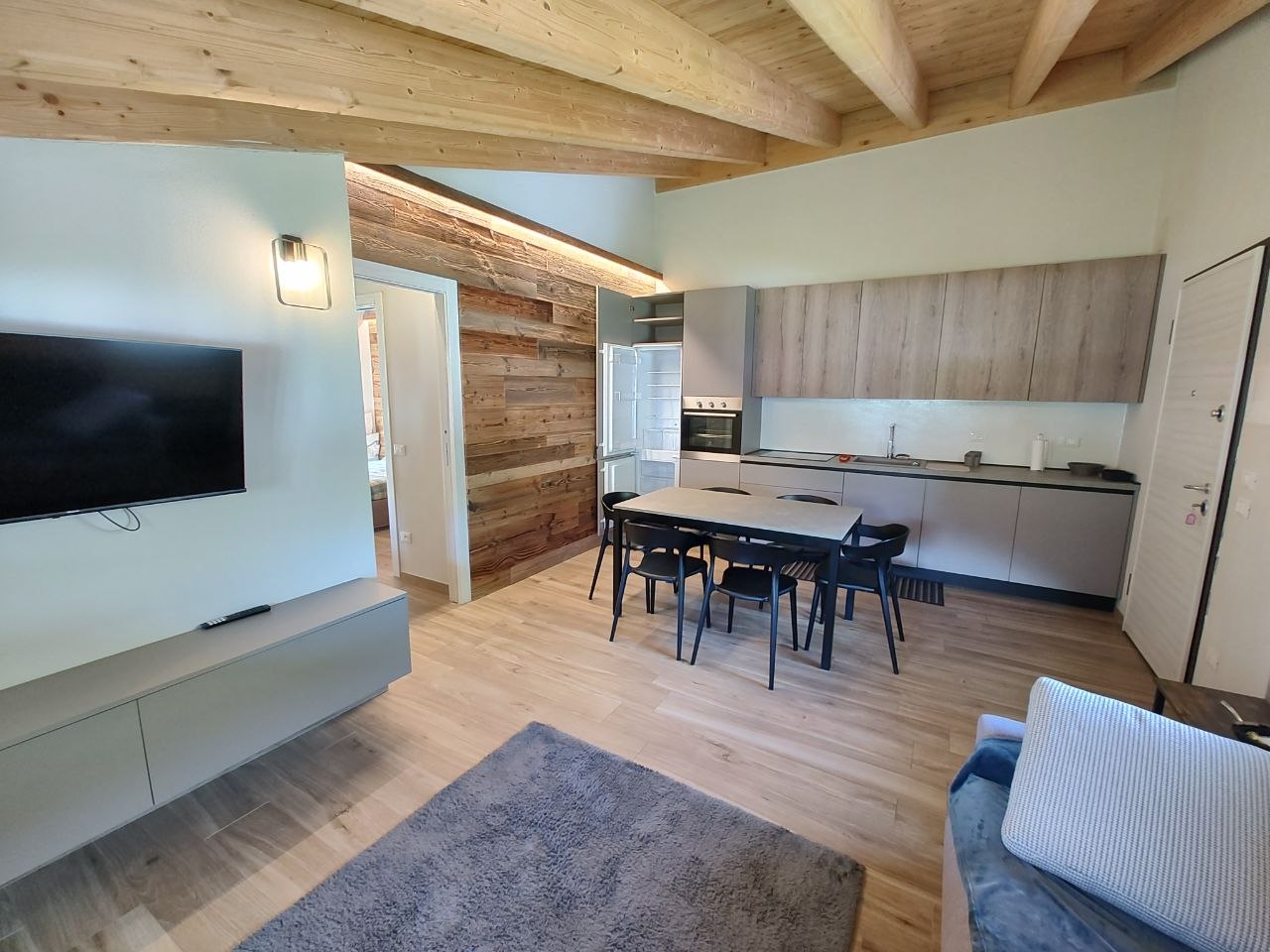 **PONTE DI LEGNO-TEMÙ VENDESI AMPIO TRILOCALE CON GRANDE BOX AUTO €. 255.000**