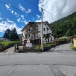 **APRICA VICINISSIMO SVENDO VILLA SINGOLA COSTITUITA DA 4 APPARTAMENTI CON GIARDINO, BOX AUTORIMESSE E CANTINE**