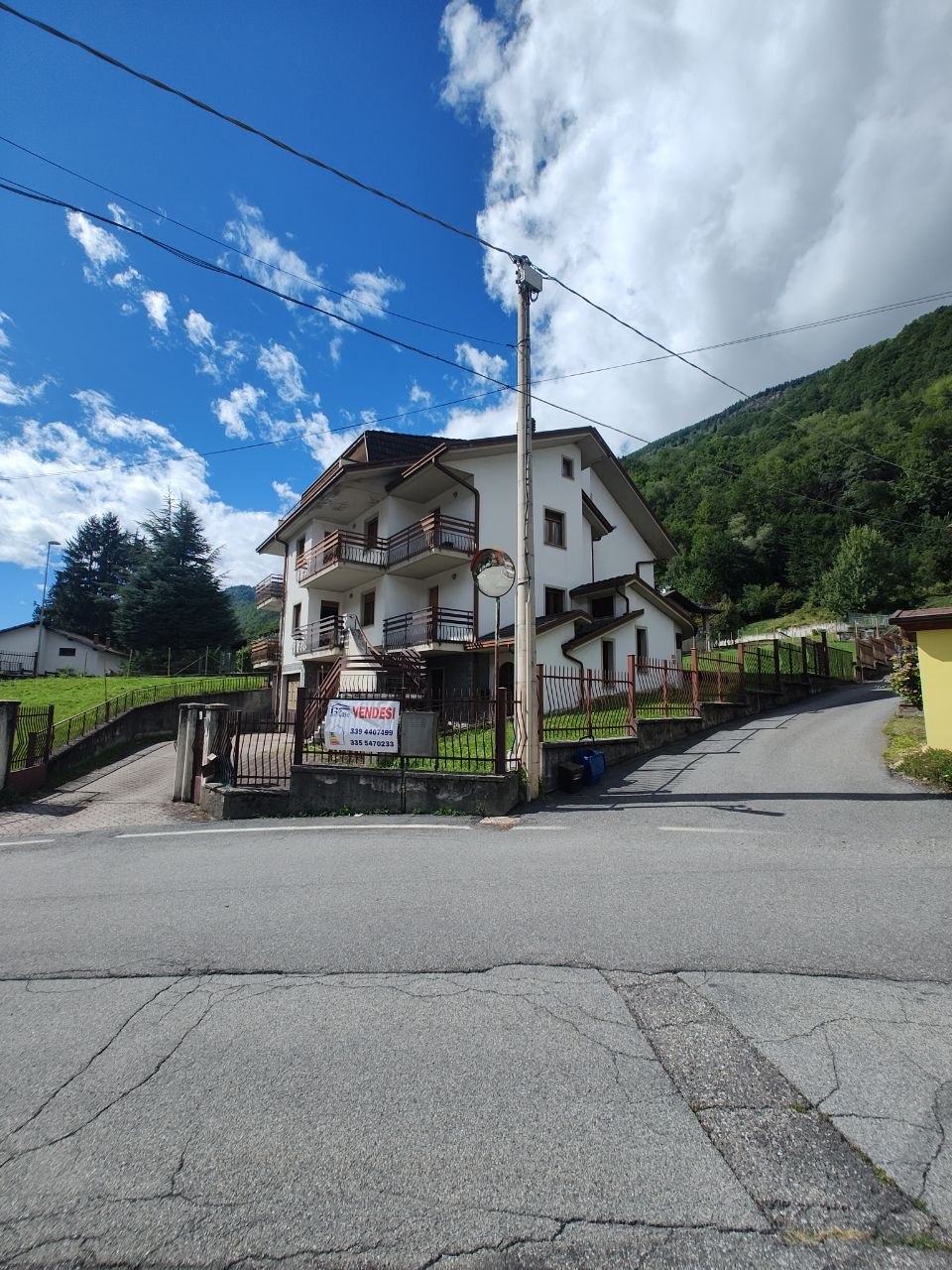 **APRICA VICINISSIMO SVENDO VILLA SINGOLA COSTITUITA DA 4 APPARTAMENTI CON GIARDINO, BOX AUTORIMESSE E CANTINE**