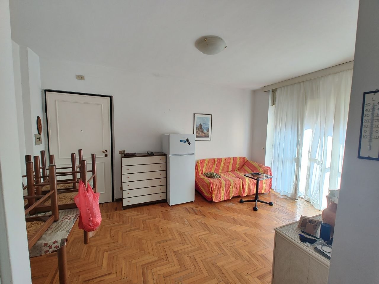 **EDOLO CENTRALISSIMO ATTACCATO A TUTTE LE COMODITÀ VENDESI BILOCALE SERVITO DA ASCENSORE CON BOX E CANTINA**
