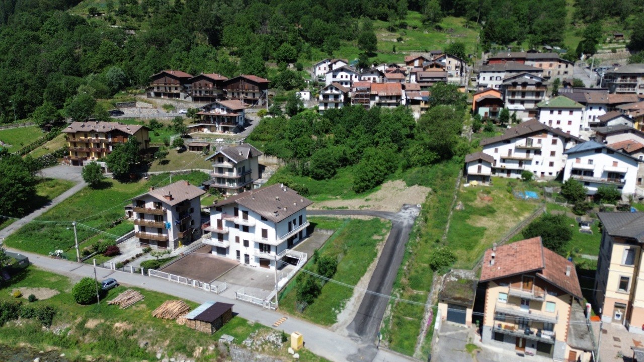 **PONTE DI LEGNO/TEMÙ A POCHI KM VENDESI TERRENI EDIFICABILI**