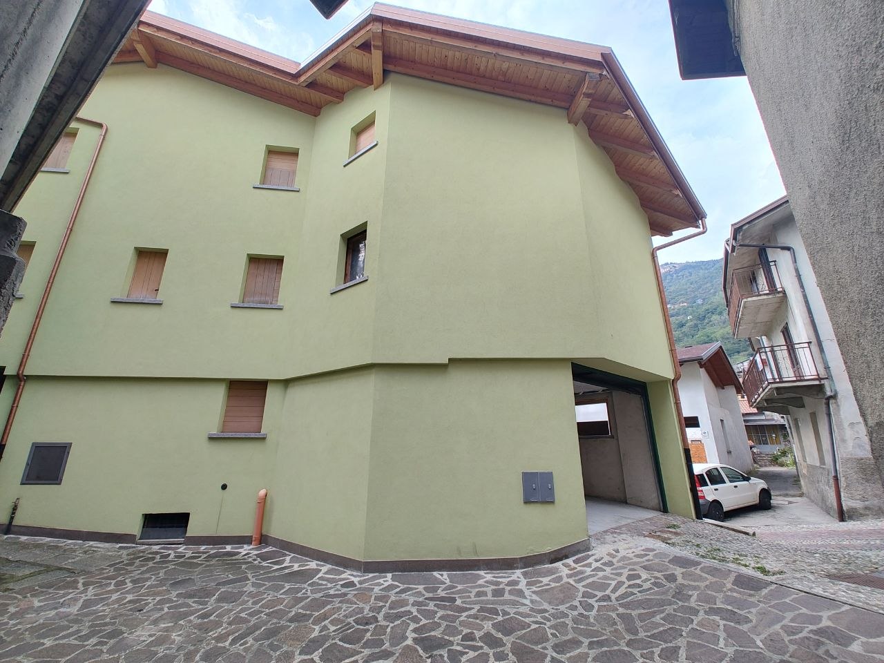 **BERZO DEMO VENDESI CASA INDIPENDENTE DA ULTIMARE INTERNAMENTE**