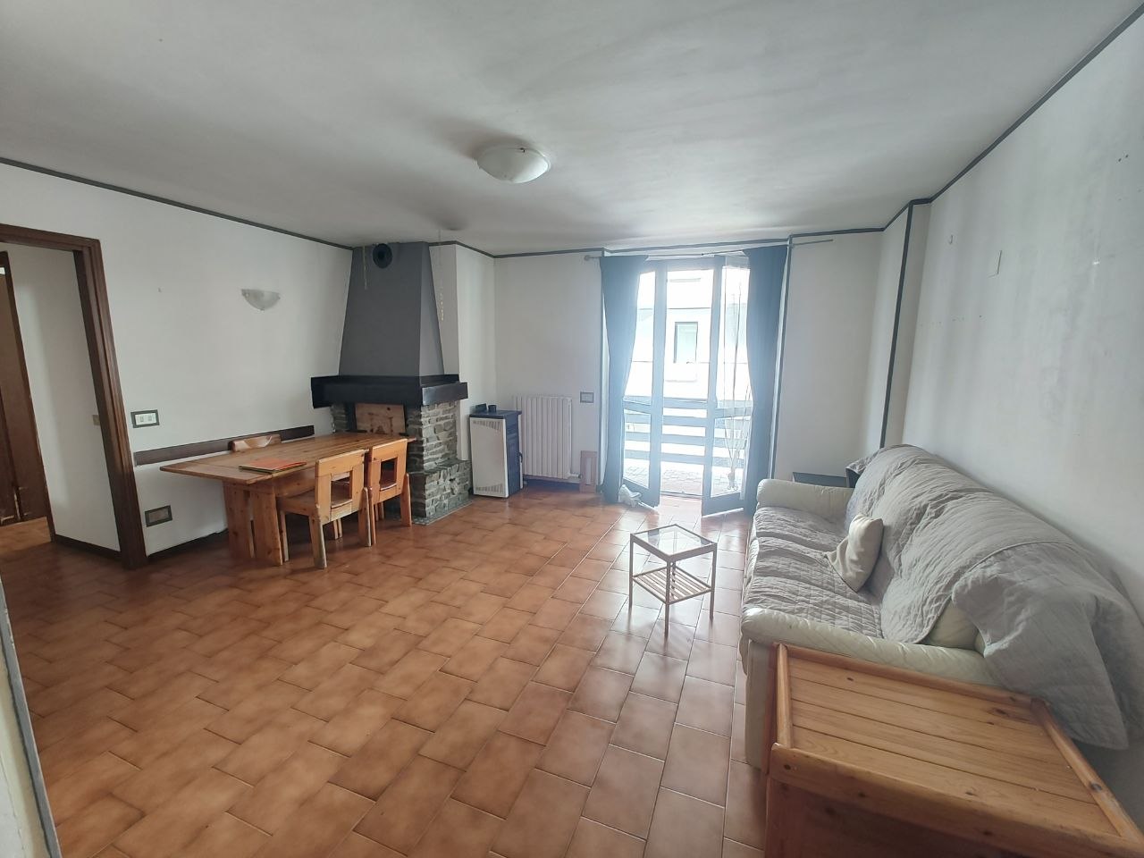 **APRICA ATTACCATO VENDESI BELLISSIMO E AMPIO TRILOCALE CON BALCONE**